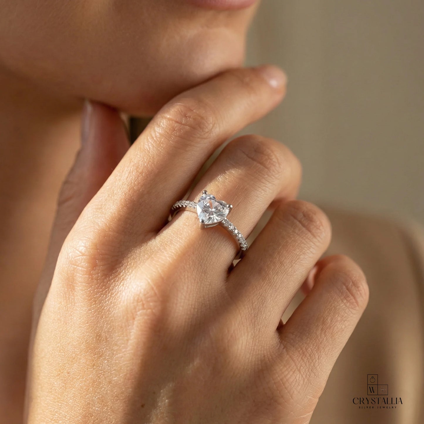 יד של אישה עם טבעת מבית קריסטליה, טבעת כסף 925 בעיצוב אלגנטי ומיוחד