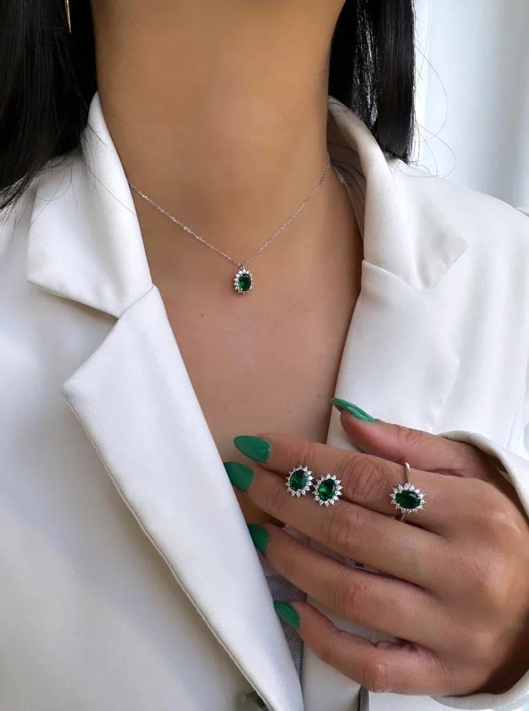 מודל לובשת טבעות ועגילים ושרשרת מעוצבת בעבודת יד מכסף 925 עם זכוכית איכותית בצבע ירוק, תכשיט יוקרתי לתוספת מגע אישי.