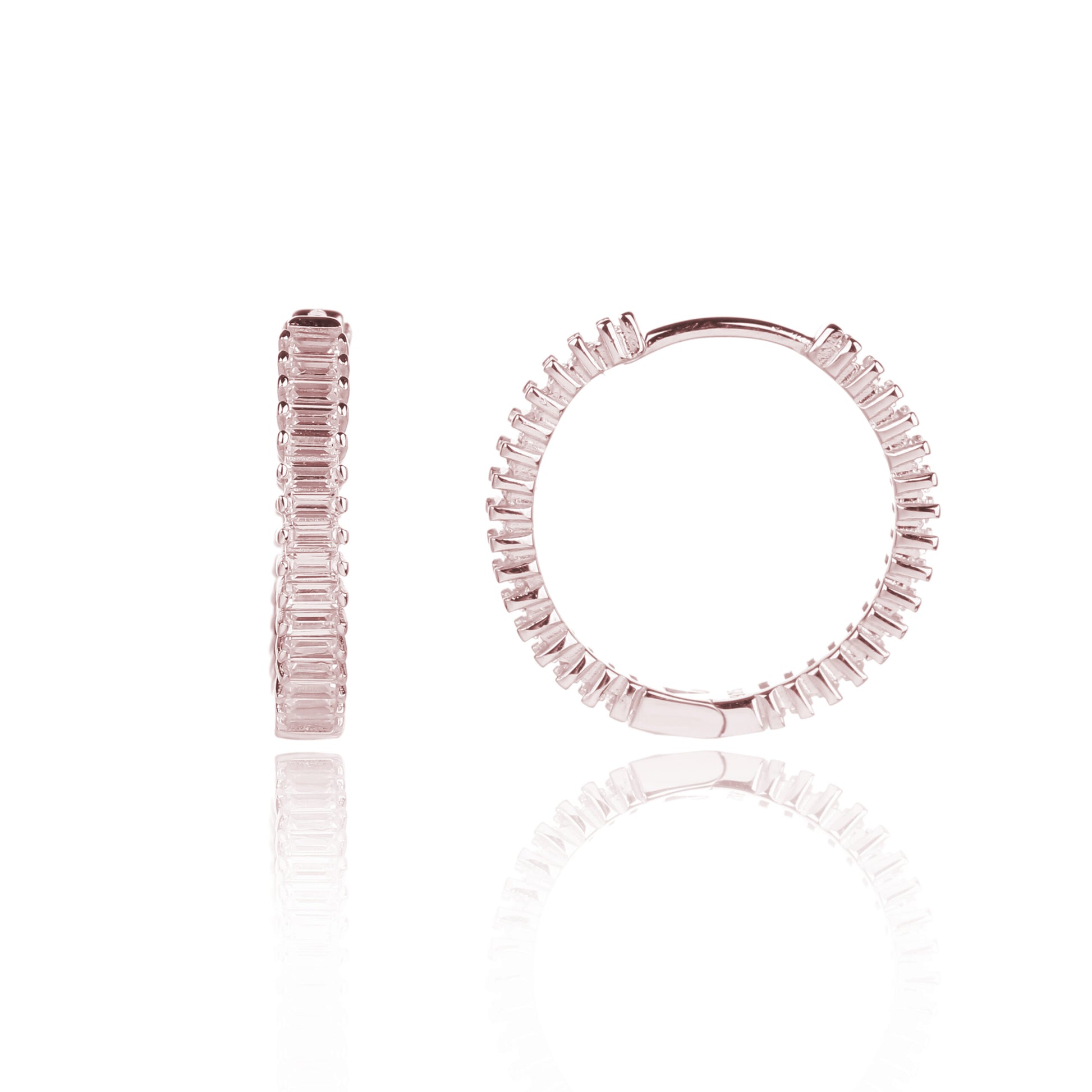 מחפשת עגילי כסף 925 נופלים? הכירי את דגם LOZ035-2 בגוון רוז גולד של קריסטליה. עגילים משובצים זרקונים בעיצוב יוקרתי שמעניק זוהר לכל אירוע. רכשי עכשיו באתר.