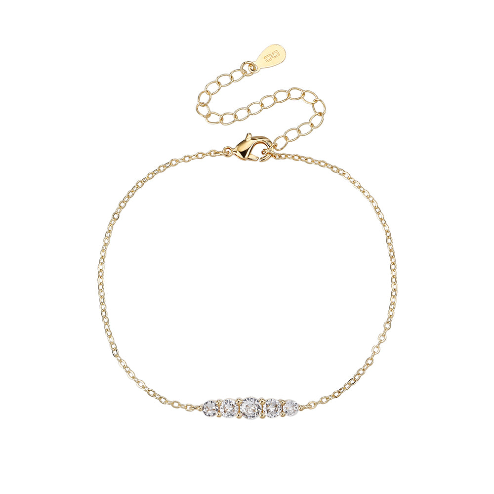 צמיד מעוצב דגם ZSI834-3 עשוי פליז בציפוי זהב 14K איכותי עם שיבוץ אבני קריסטל מנצנצות לאורך הצמיד על רקע נקי.