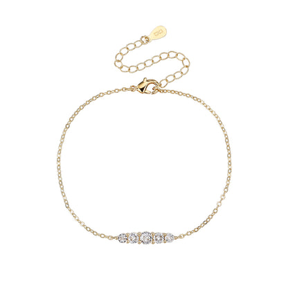 צמיד מעוצב דגם ZSI834-3 עשוי פליז בציפוי זהב 14K איכותי עם שיבוץ אבני קריסטל מנצנצות לאורך הצמיד על רקע נקי.