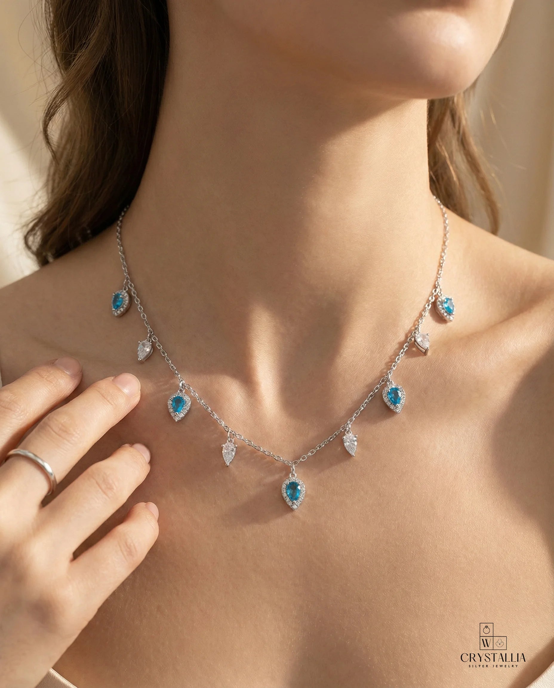 שרשרת  בעיצוב יוקרתי, מתאימה לכל אירוע עם אבני קריסטל וכסף 925