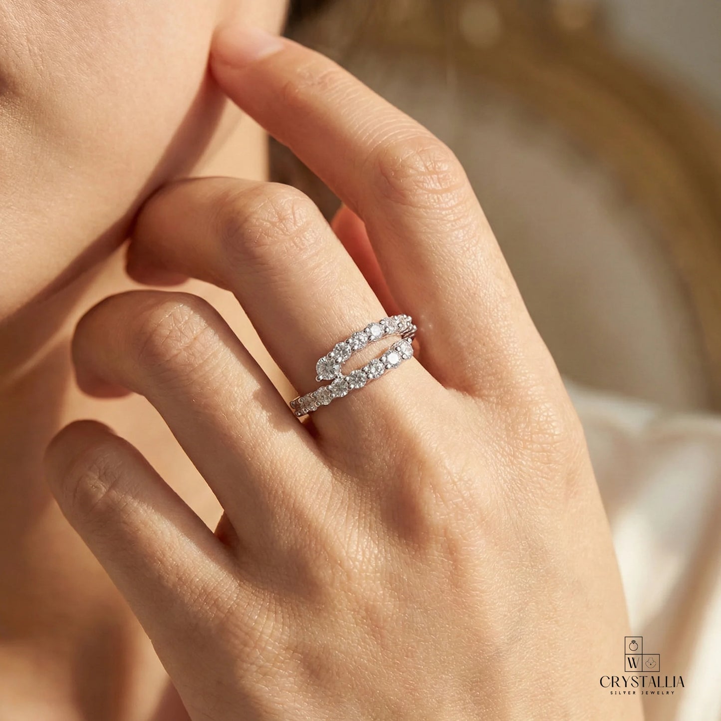 אישה מכובדת לובשת את טבעת מכסף 925 בעיצוב יוקרתי מבית Crystallia, מתאימה למגוון אירועים