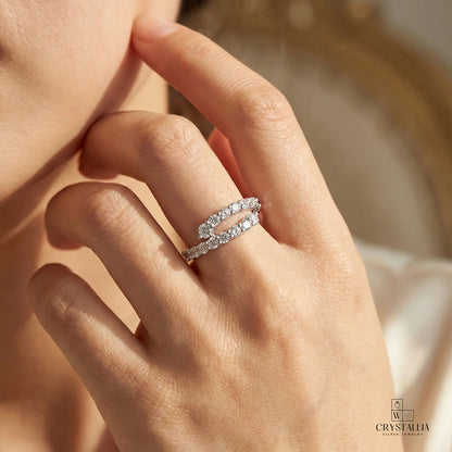 אישה מכובדת לובשת את טבעת מכסף 925 בעיצוב יוקרתי מבית Crystallia, מתאימה למגוון אירועים