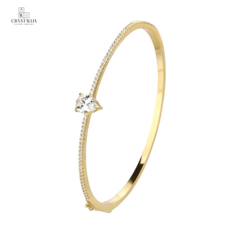 צמיד קשיח לנשים דגם KSI8027-3 עשוי פליז בציפוי זהב 14K עבה (2 מיקרון) משובץ באבני קריסטל מנצנצות על רקע נקי