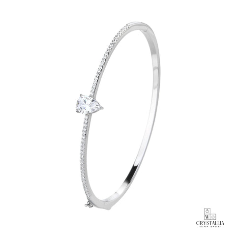 צמיד קשיח יוקרתי מדגם KSI8027-1 של מותג קריסטליה, עשוי כסף אמיתי 925 ומשובץ בשורת אבני קריסטל מנצנצות לאורכו.