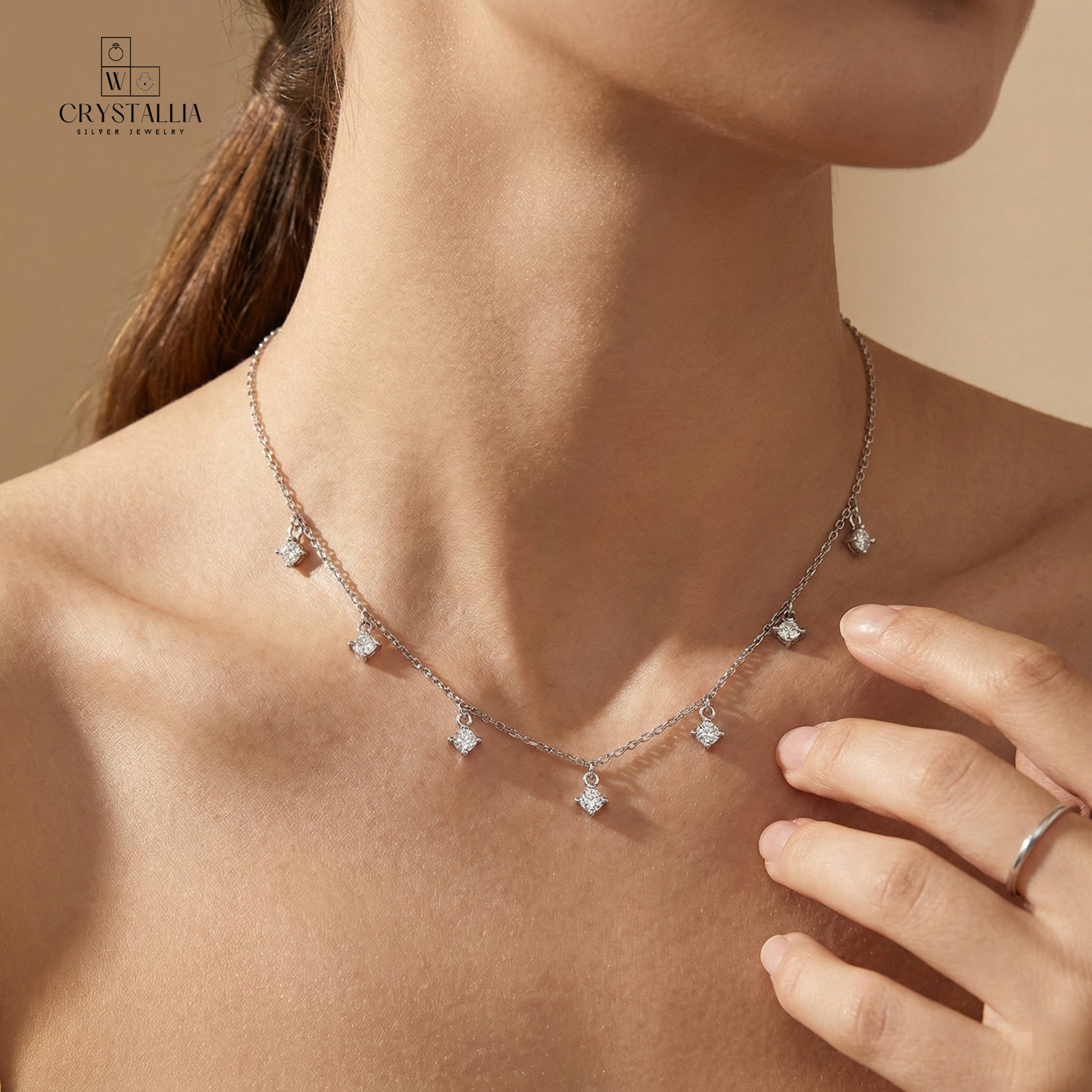 השרשרת LO0088-1 מעוצבת מכסף 925 עם ציפוי רוז גולד. תכשיט יוקרתי משובץ אבני זרקון. הזמינו עכשיו!