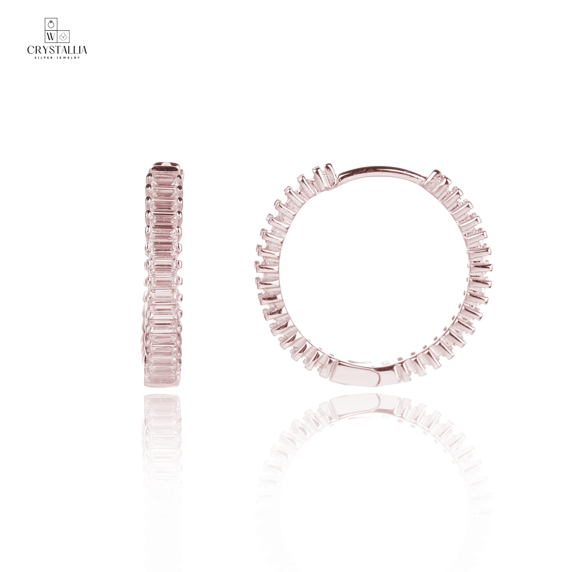 זוג עגילי כסף 925 נופלים בגוון רוז גולד יוקרתי, מעוטרים באבני זרקון מנצנצות למראה אלגנטי ומרשים של מותג התכשיטים קריסטליה.