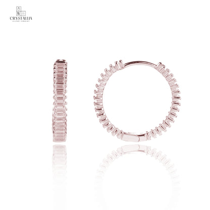 זוג עגילי כסף 925 נופלים בגוון רוז גולד יוקרתי, מעוטרים באבני זרקון מנצנצות למראה אלגנטי ומרשים של מותג התכשיטים קריסטליה.