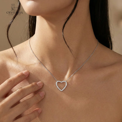 אישה לובשת שרשרת כסף אמיתי 925 עם אבני זרקון בעיצוב יוקרתי של Crystallia