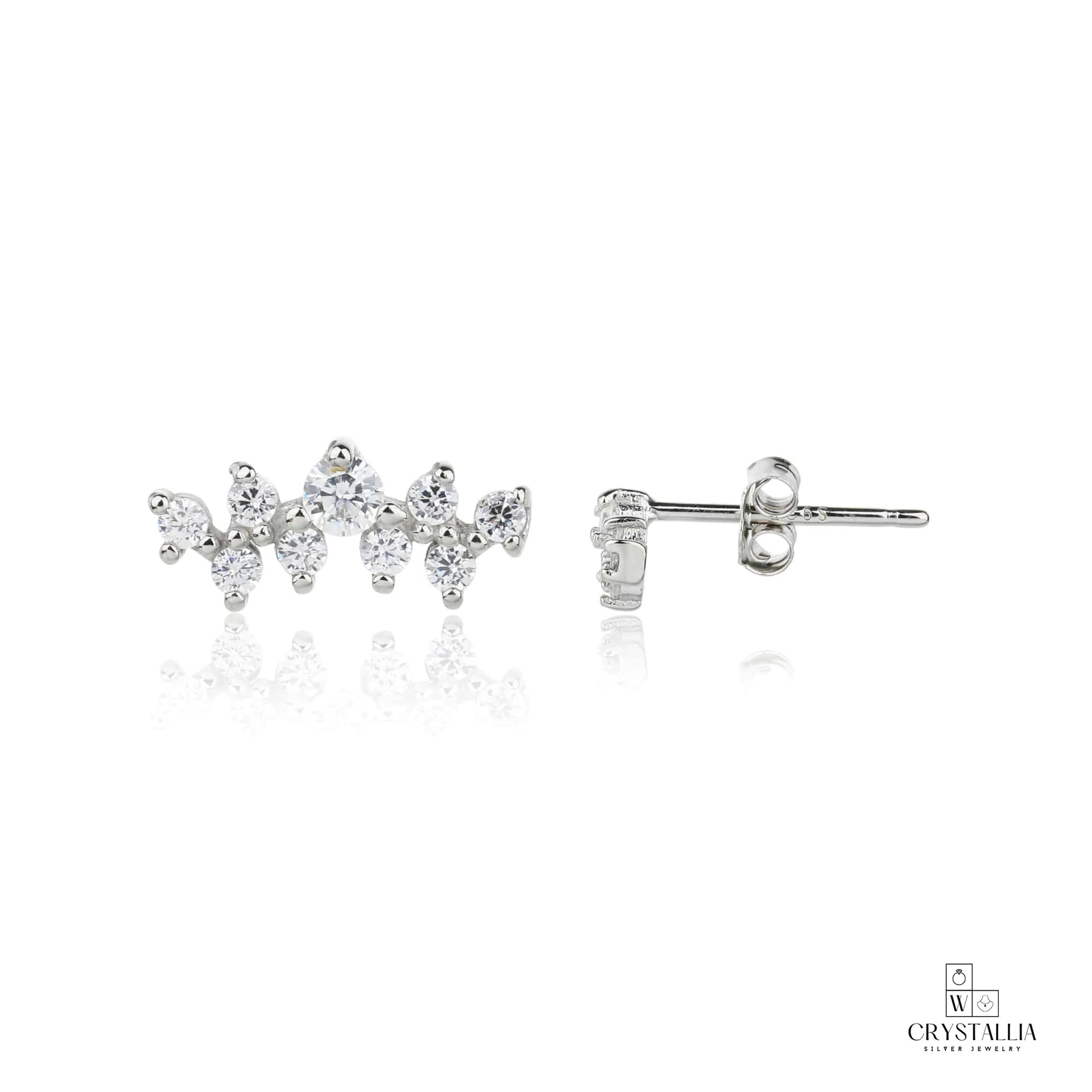 זוג עגילי כסף 925 צמודים לאוזן משובצים באבני קריסטל שקופות ומנצנצות בעיצוב יוקרתי, דגם ZSI035-1 של מותג התכשיטים קריסטליה.