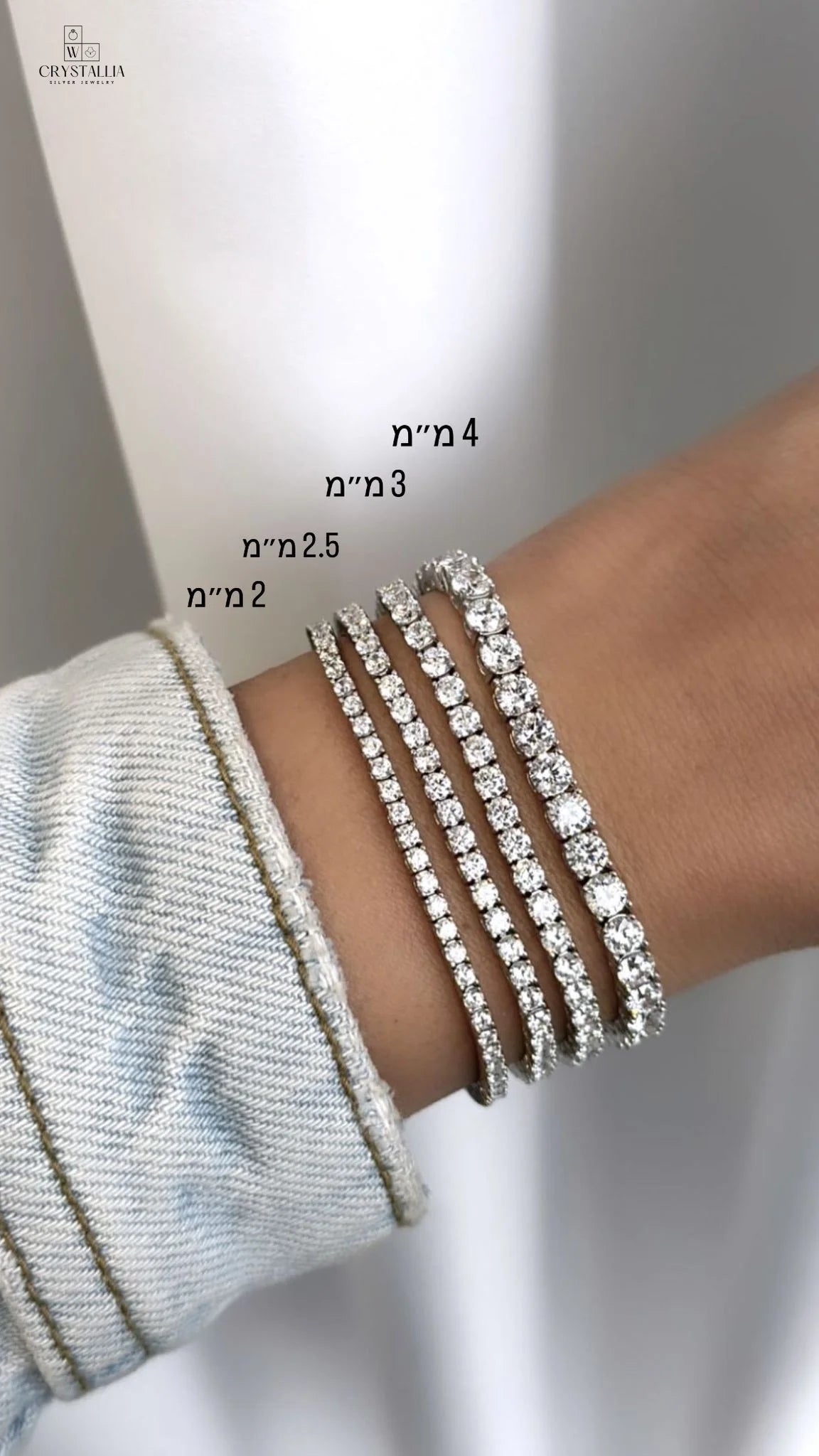 צמיד טניס יוקרתי עשוי כסף סטרלינג 925 ומשובץ בשורת אבני קריסטל באיכות 5A למראה מנצנץ ויוקרתי על פרק כף היד.