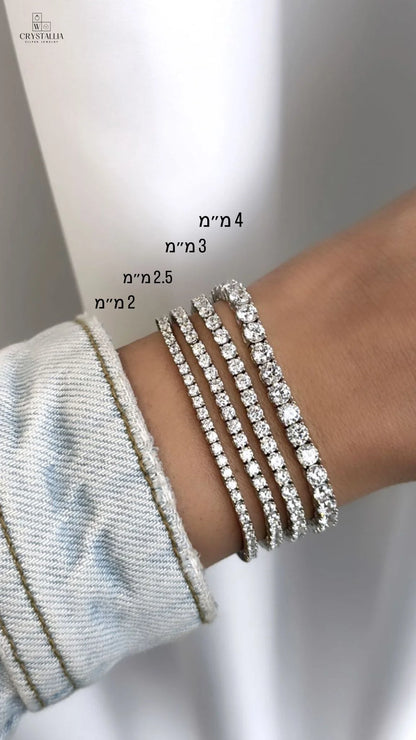 צמיד טניס יוקרתי עשוי כסף סטרלינג 925 ומשובץ בשורת אבני קריסטל באיכות 5A למראה מנצנץ ויוקרתי על פרק כף היד.