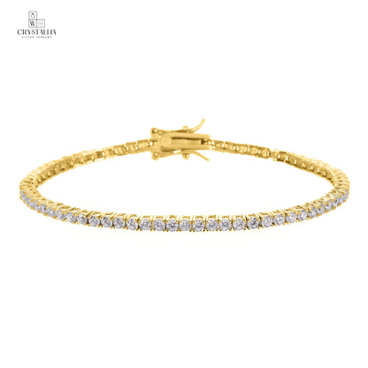 צמיד טניס מעוצב בגימור כסוף עם שיבוץ רציף של אבנים נוצצות, 2mm מבית מותג התכשיטים קריסטליה על רקע נקי.