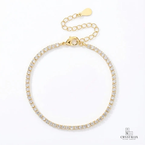 תקריב של צמיד טניס ZSI081-3 עשוי פליז בציפוי זהב 14 קראט עם שיבוץ אבני קריסטל איכותיות ואורך מתכוונן של 15 פלוס 5 סנטימטרים.