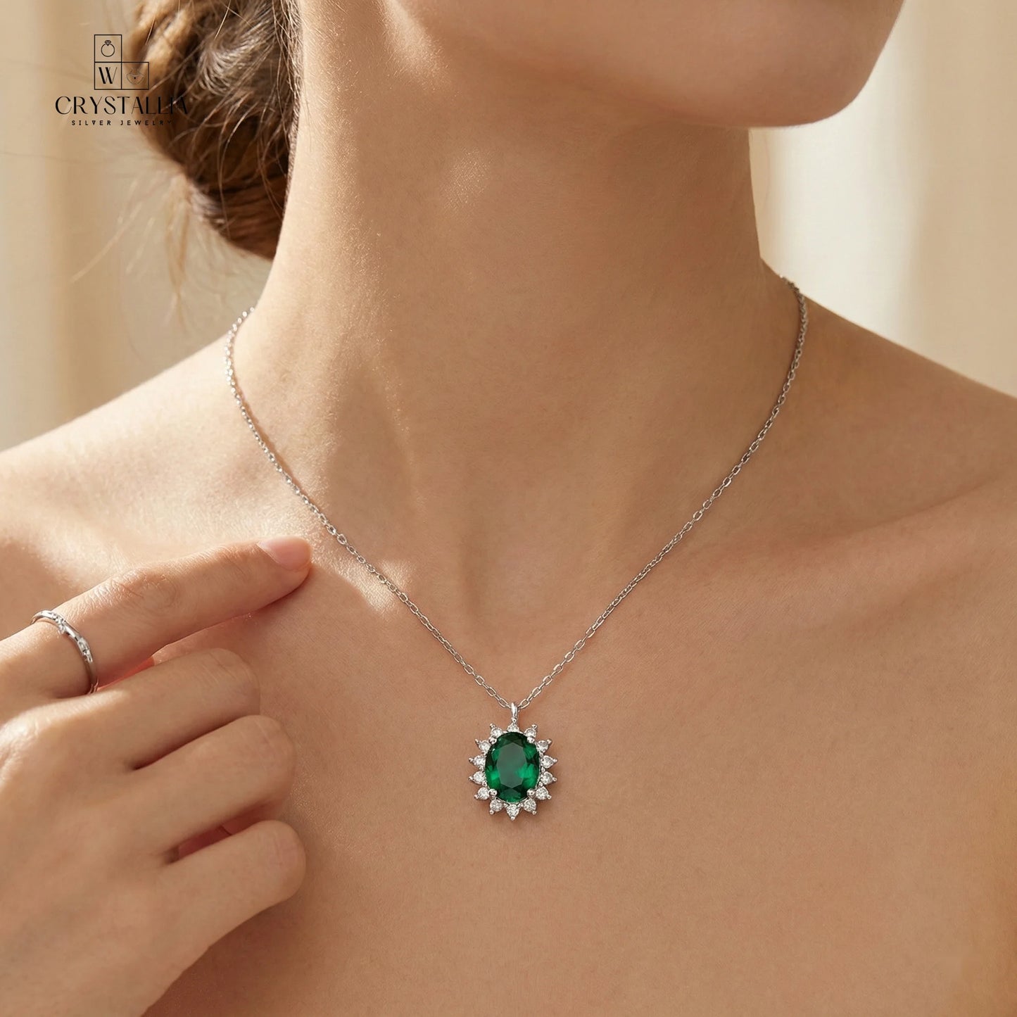 מודל לובשת שרשרת  מעוצבת בעבודת יד מכסף 925 עם זכוכית איכותית בצבע ירוק , תכשיט יוקרתי לתוספת מגע אישי.