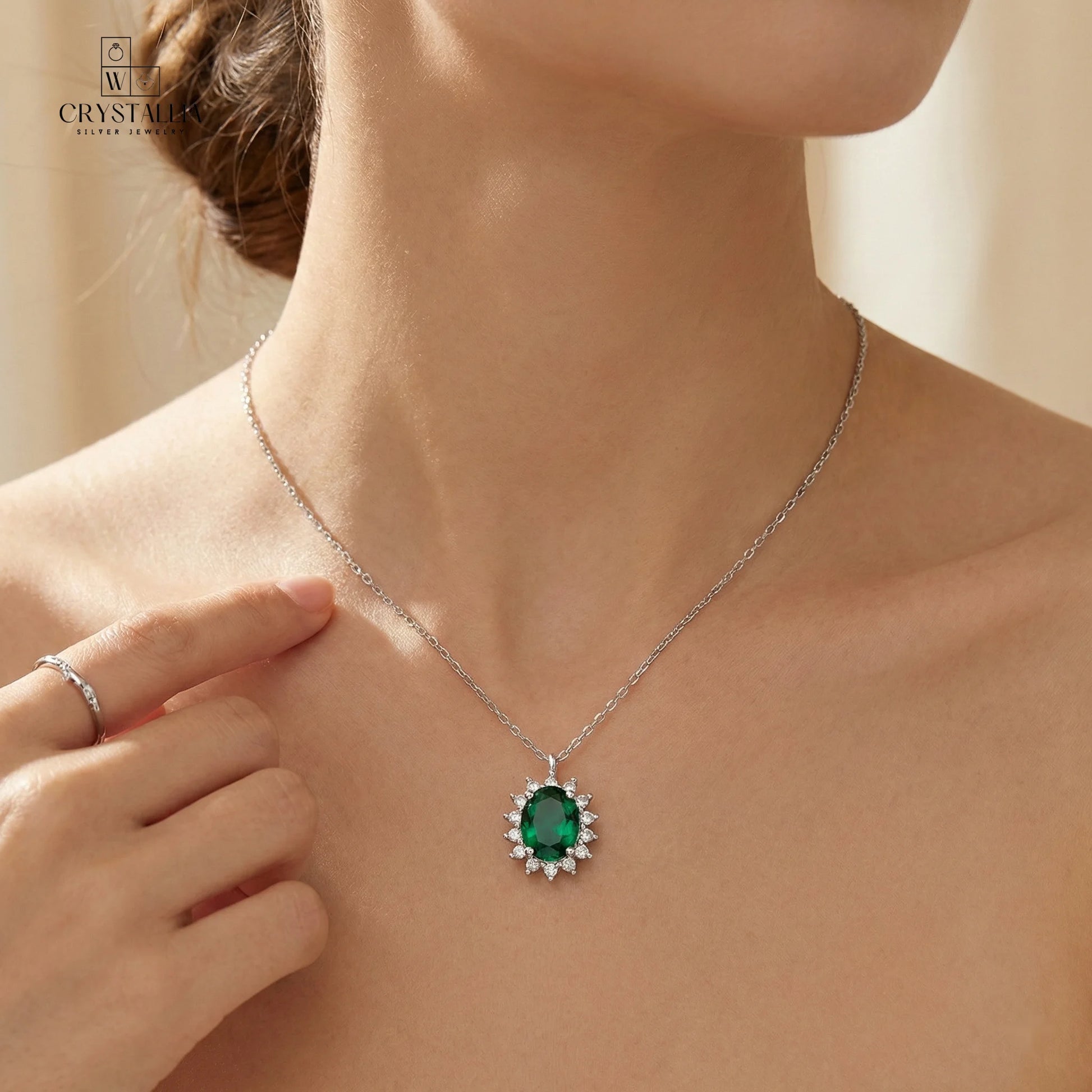 מודל לובשת שרשרת  מעוצבת בעבודת יד מכסף 925 עם זכוכית איכותית בצבע ירוק , תכשיט יוקרתי לתוספת מגע אישי.