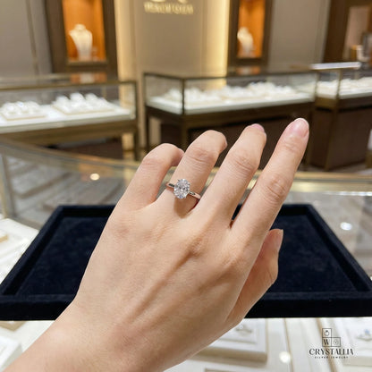 יש של דוגמנית בחנות תכשיטים עליה טבעת ZSI752-1 מבית Crystallia עשויה כסף 925, תכשיט יוקרתי עם עיצוב אלגנטי