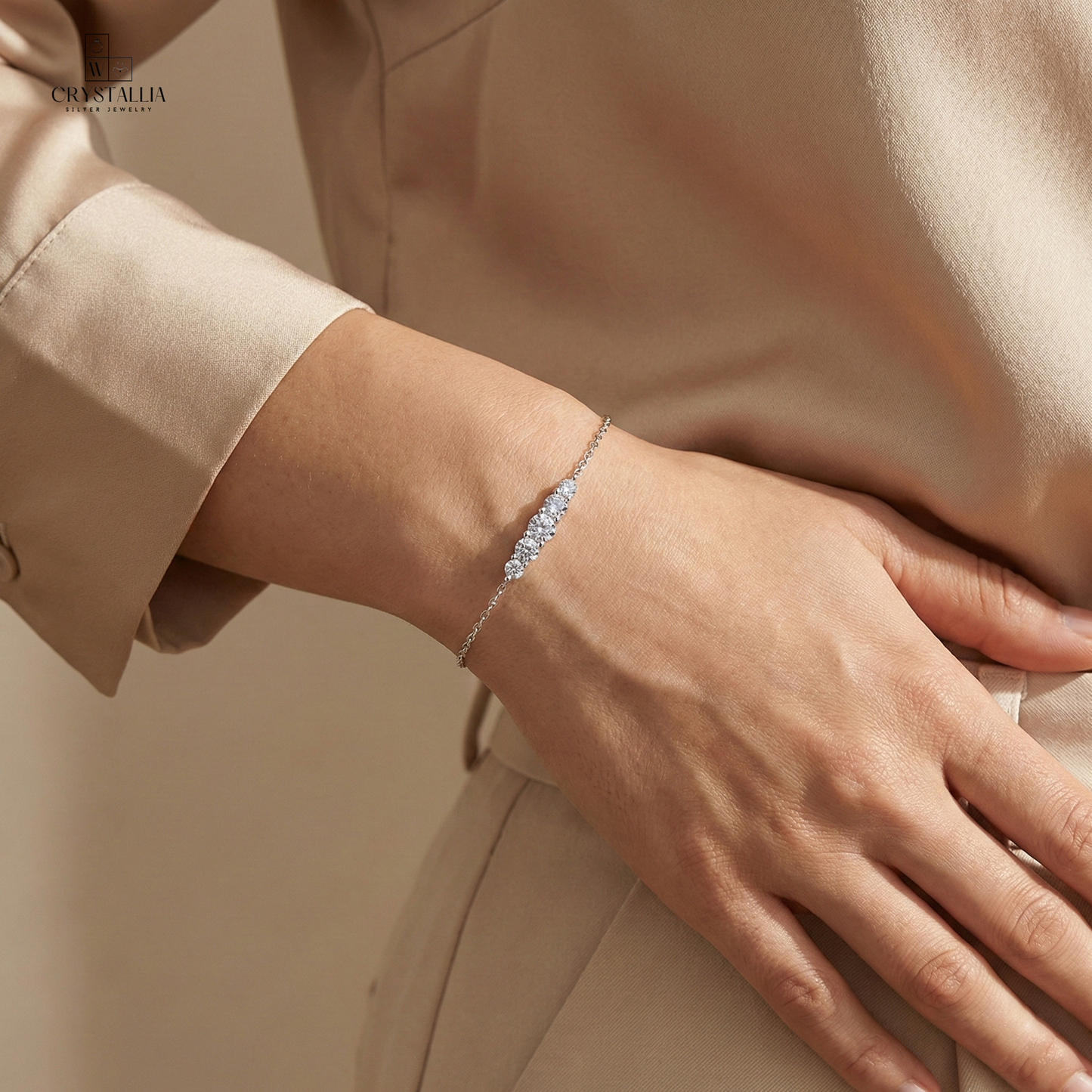 יש של אישה עם צמיד עשוי כסף אמיתי 925 עם שיבוץ אבני קריסטל איכותיות ואורך מתכוונן של 15 פלוס 5 ס"מ למראה אלגנטי ויוקרתי.