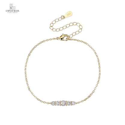 צמיד מעוצב דגם ZSI834-3 עשוי פליז בציפוי זהב 14K איכותי עם שיבוץ אבני קריסטל מנצנצות לאורך הצמיד על רקע נקי.