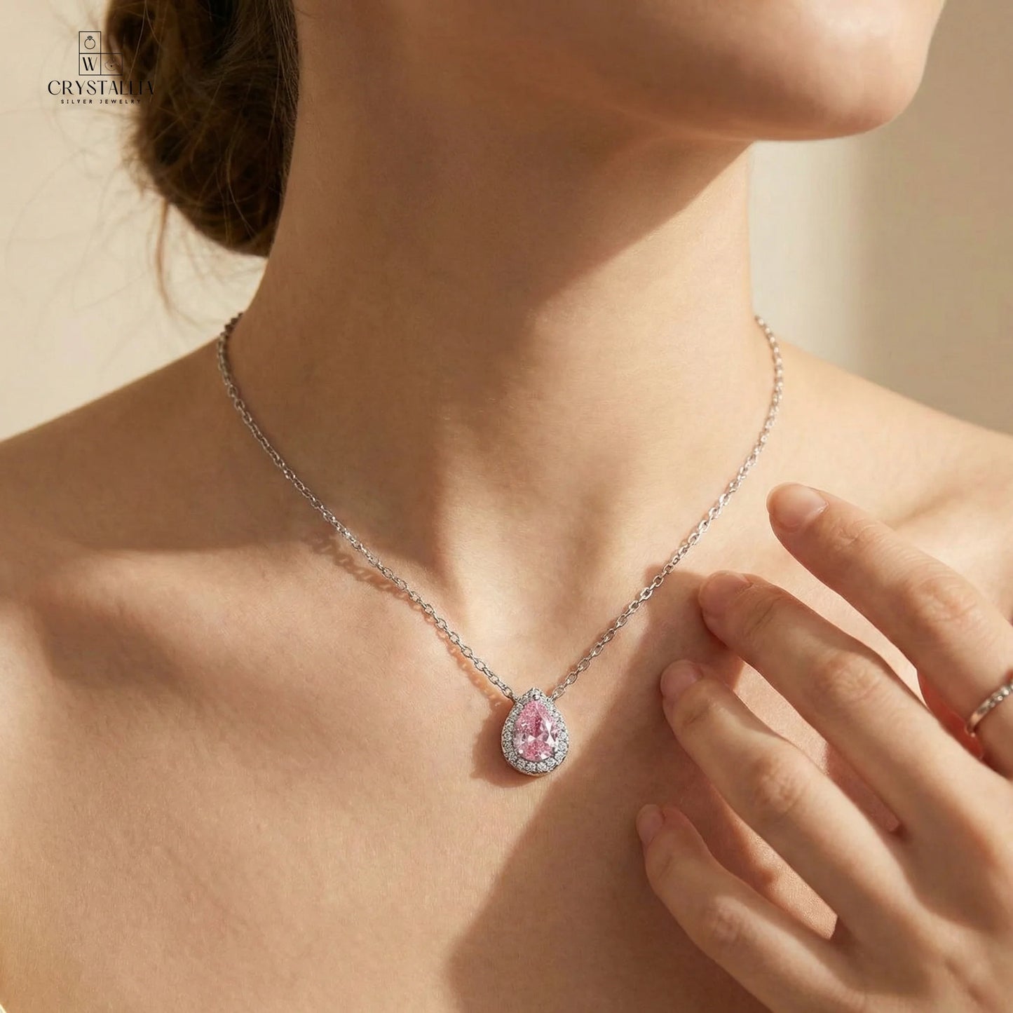 מודל עונדת שרשרת ZSI568-1 עם תליון טיפה ואבן קריסטל ורודה