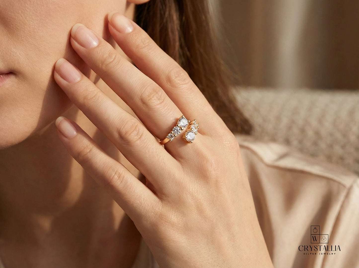 טבעת של Crystallia עשויה מכסף 925 ושיבוץ אבני קריסטל מבריקות ליצירת זוהר נקי שמתאים לכל אירוע., תכשיט יוקרתי לאירועים מיוחדים.
