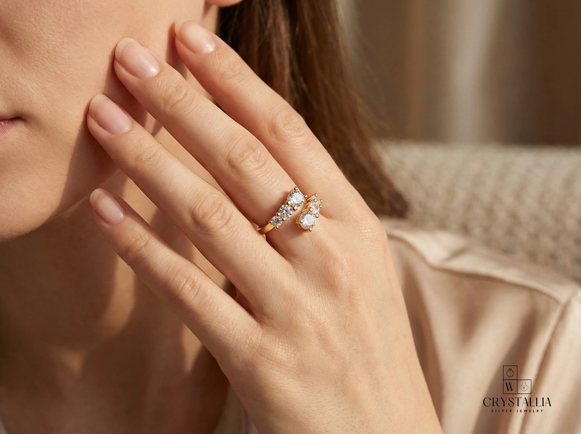 טבעת של Crystallia עשויה מכסף 925 ושיבוץ אבני קריסטל מבריקות ליצירת זוהר נקי שמתאים לכל אירוע., תכשיט יוקרתי לאירועים מיוחדים.
