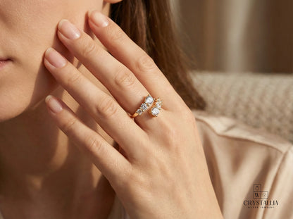 טבעת של Crystallia עשויה מכסף 925 ושיבוץ אבני קריסטל מבריקות ליצירת זוהר נקי שמתאים לכל אירוע., תכשיט יוקרתי לאירועים מיוחדים.