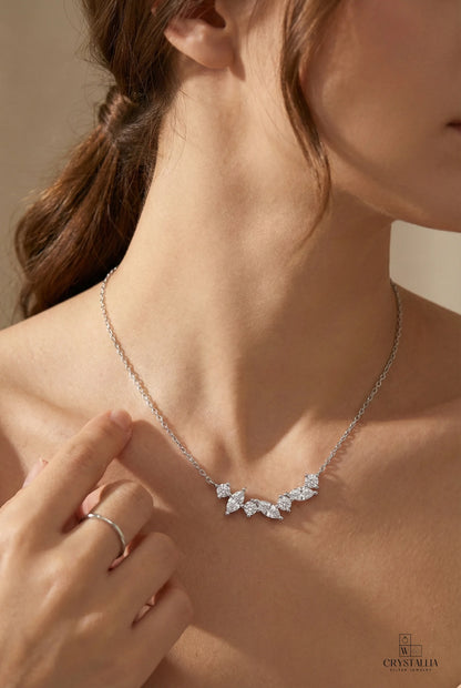 אישה דוגמנית עם שרשרת ZSI976-1 מבית Crystallia עשויה כסף 925 ומשובצת אבני קריסטל, באורך 40+5 ס"מ